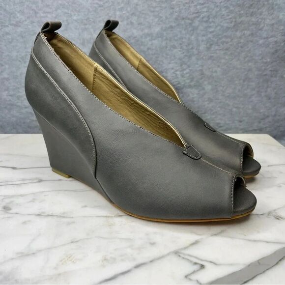 Journee Collection Women’s Wedges Sage Green V Cut Vamp EUC size 8 - Picture 1 of 8